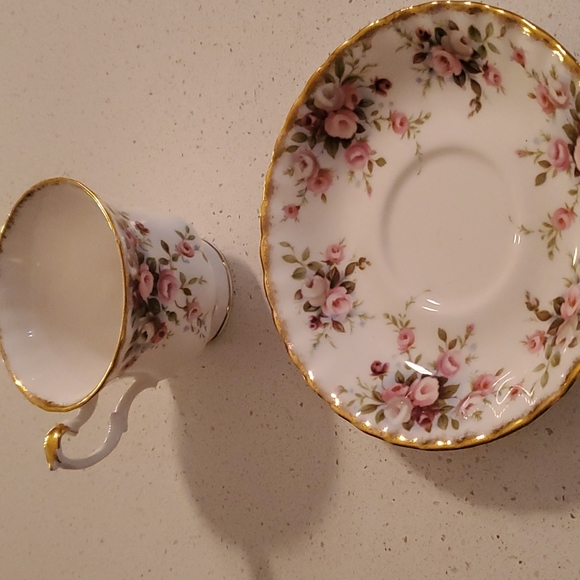 Set of 6 Royal Albert floral teacup and saucer - Picture 3 of 4